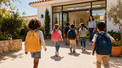 Schooljaar 2026 2027 start kinderen lopen de school in juf verwelkomt
