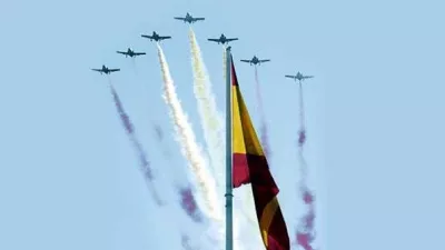 Vliegtuigen in de lucht op nationale feestdag 12 oktober Spanje