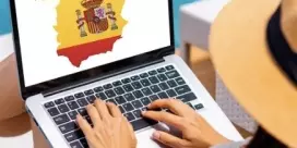 Werken bij zwembad spanje op laptop