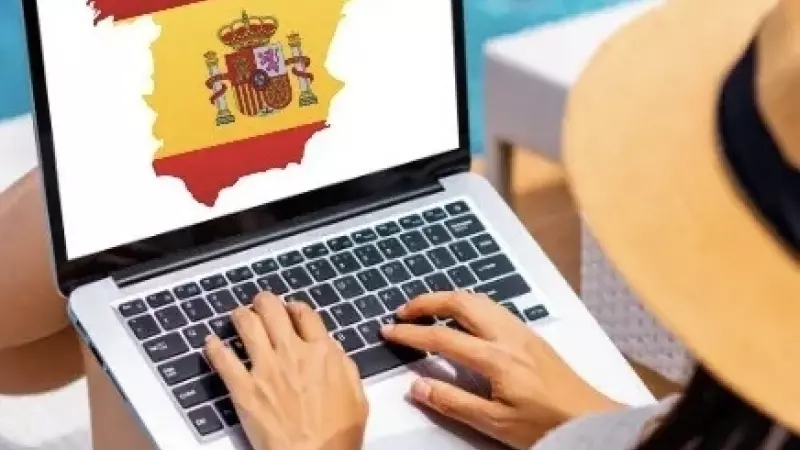 Werken bij zwembad spanje op laptop